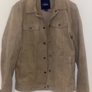 Beige jacka  - Beige jacka från pull & bear bra pris 