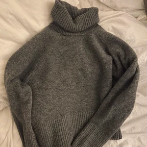 Stickad tröja - Mörkgrå stickad tröja från Zara, väldigt fin tröja men har ej kommit tilla användning! Inga defekter eller liknande, den är som ny! 