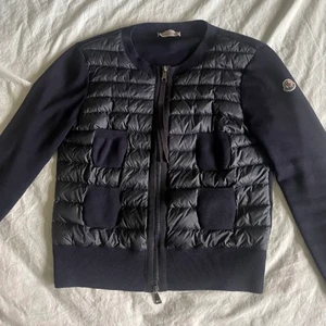 Moncler jacka - Jättefin Moncler jacka som är i väldigt fint skick utan defekter🫶 Storlek S 