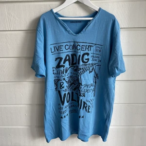 Zadig T-shirt - Så fin Zadig T-shirt med jätte coolt tryck. Den är i jättefint skick då den knappt är använd!