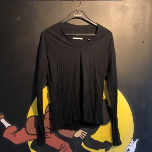 Långärmad tröja - Långärmad tröja från HOPE i t-shirt material. Storlek 38. 