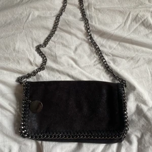 Kedje väska  - En svart kedje väska köpt i Spanien, har gått upp lite på sidan men det märks inte av någonting säljer för det ör inte min still längre. Tycker den är bra storlek. 250+frakt 