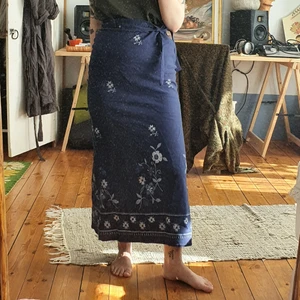 90s broderad vintage kjol - fin kjol från 90-talet! stretchigt material i bomull/jeans-blandning! liten slit så den är bekväm att gå i, knytband o midjan o dragkedja🌻 fina broderier på!