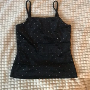 Linne med pärlor - Linne köp föra julen och använde 2 gånger. Storlek 146/152.