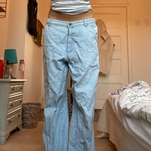 Randiga byxor  - Ljusblå byxor med vita ränder på! Man kan inte riktigt se det på bilderna men ränderna är tydligare i verkligheten. Jag är 175 cm lång och byxorna går enda ner till fötterna. Skriv privat för mått eller om ni har några frågor❤️❤️