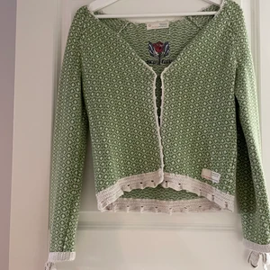 Odd Molly kofta - storlek 0 - Grön och vit kofta från Odd Molly. Storlek 0 - motsvarar XS. Band som knyts i ryggen. Fint skick, använd vid några tillfällen. 