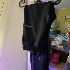 Les duex trackpants - Använda fåtal gånger.  Storlek S men passar även M. Nypris ca 1000kr. Pris går att diskutera. Fler bilder kan tas via Pm.