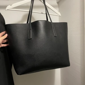 Shopper väska - Väska i fejk läder. Fint skick, lite spår av användning men inget märkbart