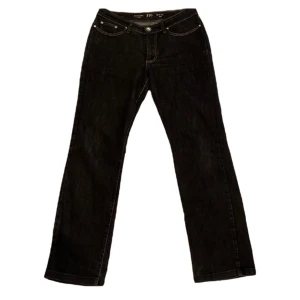 Lågmidjade straight leg - Väldigt fina jeans som är i ett mörk mörkblått jeansmaterial. Snygga glitter detaljer på rumpan. Passar dig som har M❤️ Pris går att diskutera. Om det är många intresserade så blir det budgivning🪷🌺 Kolla gärna in mina andra annonser 