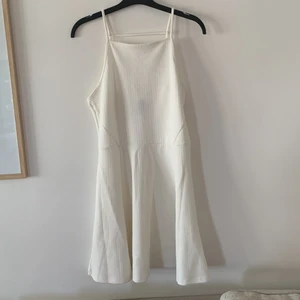 Klänning med fin rygg - Klänning med fin detalj i ryggen. Köpt på HM