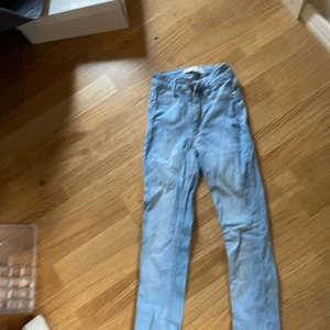 Ljus blåa skinny jeans - Fina jeans i bra kvalite. Lite skrynkliga med det fixar man genom att stryka dom.