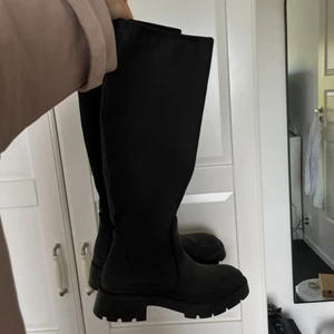 Zara stövlar - Populära stövlar som är slutsålda från Zara. Använd 2 ggr, storlek 40
