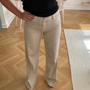 Jeans - Beigea jeans från Mango 