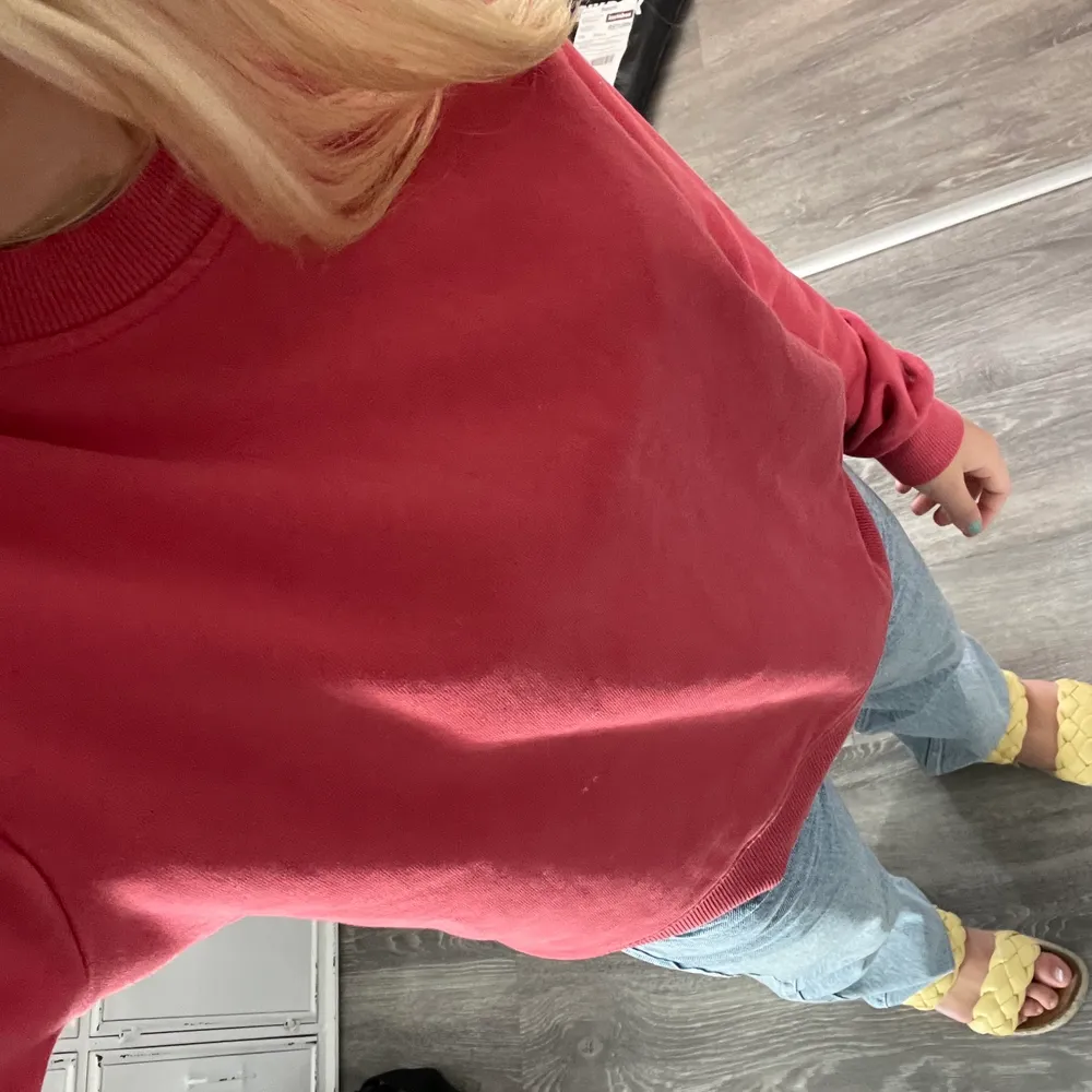Röd sweatshirt från madlady, sparsamt använd❣️St M men sitter bra på mig som vanligtvis har xs/s. Tröjor & Koftor.