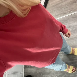 Röd sweatshirt  - Röd sweatshirt från madlady, sparsamt använd❣️St M men sitter bra på mig som vanligtvis har xs/s