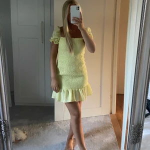 Gul klänning - Gul oanvänd klänning från zara🥰 lappen sitter kvar💕 frakt ingår ej