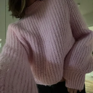 Rosa stickad tröja - Säljer denna jättefina stickade tröjan från zara! Använd endast 1 gång då den inte kommit till användning. Den är något mörkare och mer rosa i färgen irl men är fortfarande super fin💕 så söt nu till hösten och vintern.❄️ (TRÖJAN FINNS KVAR)