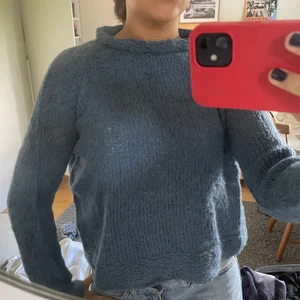 Blå stickad tröja - En jättefin marinblå stickad tröja med annan stickning på krage, ärmarna och öppningen💙 egengjord och aldrig använd, passar s,m och troligen l. 