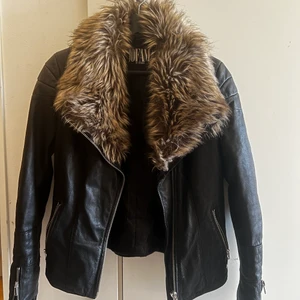 Jofama by Kenza 10 - Säljer min trogna Jofama jacka som jag ägt i ca 6 år. Den är sparsamt använd och senaste 3-4 åren har den bara hängt i garderoben. Köpte den nypris för ca 3500.  Storleken är 36 och jag är mellan 36-38 och den passar perfekt!