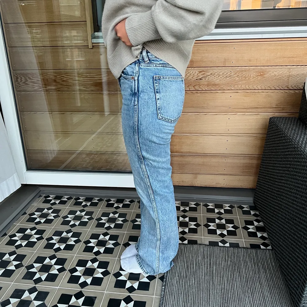 Hej! Säljer dessa midrise straight jeans från Otherstories i väldigt bra skick! Storlek 26 men passar bra på 27 också. Köpte för 790kr i butik. Säljer då jag precis fått ett par liknande! Hör av er vid intresse eller frågor💕. Jeans & Byxor.