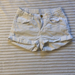 Jeans shorts i strl:146-150 - Har haft på mig dom ksk 10 gånger men aldrig riktigt haft dom ute❤️