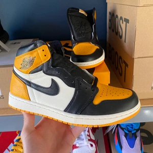 Jordan 1 Retro High OG Yellow Toe - Säljer nu dessa Jordan 1 Retro High OG Yellow Toe som är köpta från SNKRS. De är storlek 44 Eu och helt nya och oanvända, hör av dig vid frågor eller i behov av fler bilder
