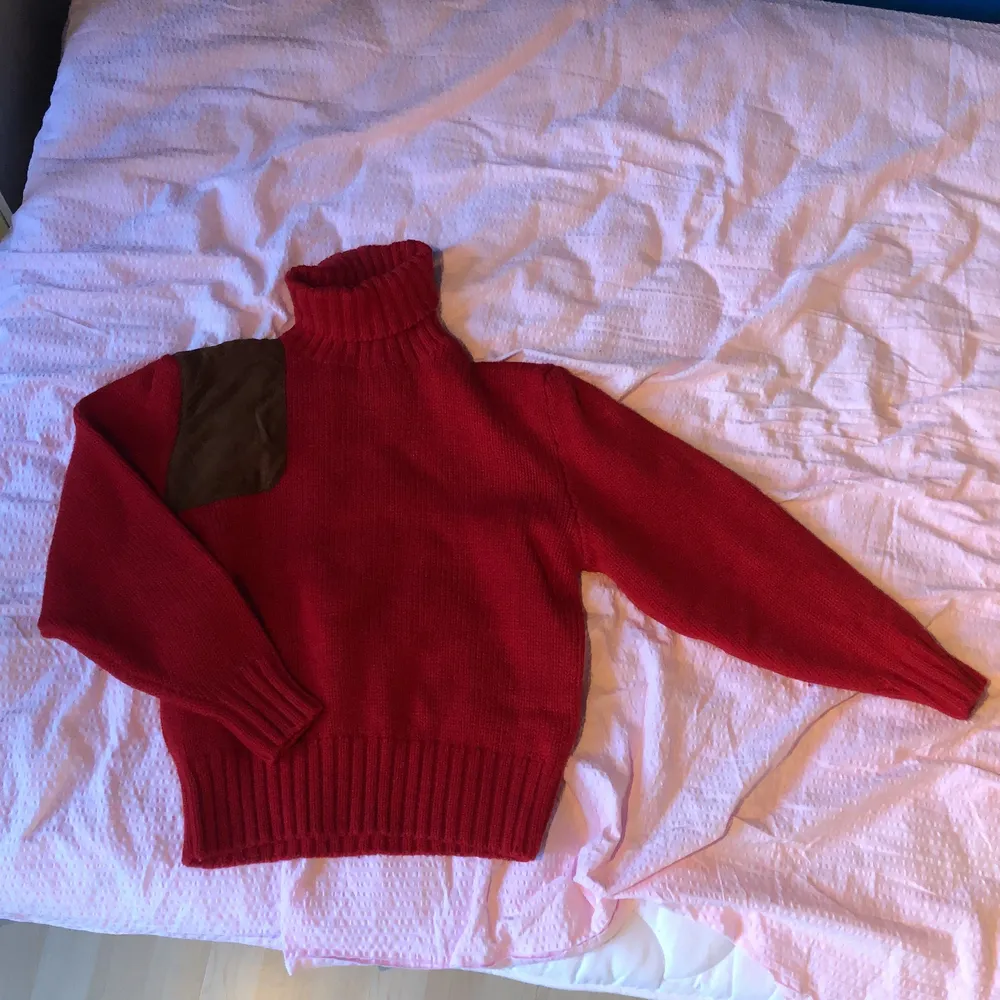 Röd stickad tröja från Ralph Lauren med snygg skinn-detalj. Mycket varm och skön, storlek S men passar mig som ofta har L/M GALANT! ✨. Stickat.