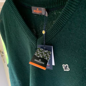 Morris väst - Säljer jättefin Morrisväst med lapparna kvar, helt oanvänd! Säljer pga att den inte passar mig.