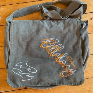 Axelremsväska  - Billabong axelremsväska som är köpt secondhand 💕 Är ganska använd men funkar perfekt, inga stora skador🤍 30x36cm💕
