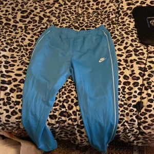 Nike blå tracksuit  - Änvändit den en gång så den är precis som ny, den är sjukt bekväm