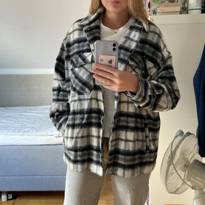 Mjuk kappa - En skön kappa perfekt till hösten. Grå/vit/svart randig kappa. Oanvänd från zara förra året. Storlek S men passar allt från XS-M.  Frakt ingår ej. 🤍