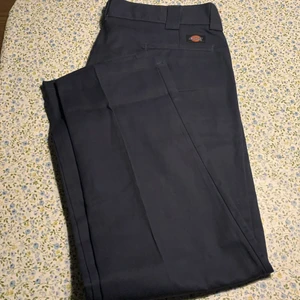 Dickies  - Obetydligt använda . Passar ej längre ,  Marinblå strl 36/32