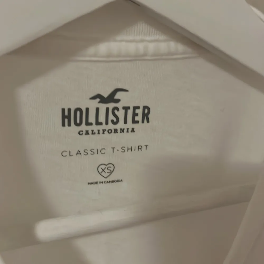 Jättefin vit hollister t-shirt i storlek xs. ”Köp nu” eller privat via swish går bra.🫶. T-shirts.