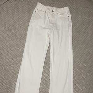 Vita Raka Rowe jeans från Weekday, använda 1 gång, långa över ankeln på mig som är 164cm, passar 36/38 