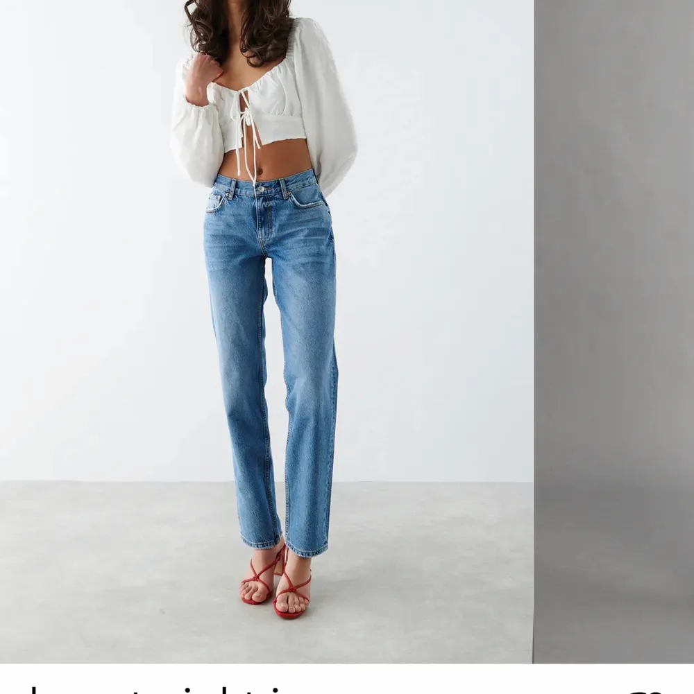 Säljer ett par jeans från Gina tricot i stolek 36. Dom är superfina men tyvärr lite för korta för mig som är 175. Bilderna är lånade från hemsidan, skriv till mig så skickar jag fler bilder från mig. . Jeans & Byxor.