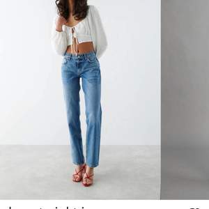 Säljer ett par jeans från Gina tricot i stolek 36. Dom är superfina men tyvärr lite för korta för mig som är 175. Bilderna är lånade från hemsidan, skriv till mig så skickar jag fler bilder från mig. 