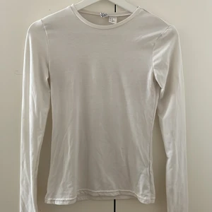 Långärmad tröja  - Vanlig vit långärmad från H&M. 40kr+frakt