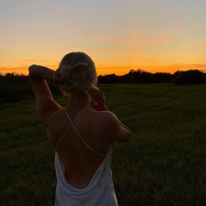 Vit klänning, öppen i ryggen från Zara - Klänning från Zara i storlek M