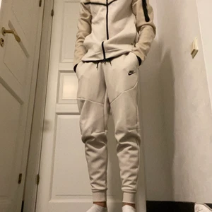 Nike tech fleece tracksuit S - Biege Nike tech fleece tracksuit inköpt från JD för 2250kr (kvitto finns) använd 2 gånger. Säljer pga att jag inte använder längre. Köparen står för frakt. Mitt pris 1700kr. 