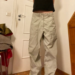Baggy cargos - Baggy cargo byxor, bra skick knappt använda. Dock är det ingen knapp där fram, byxorna får användas med skärp eller så får man sy på en egen. 