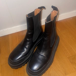 Skor - Nästintill oanvända kängor från Zara, en perfekt höst-sko som är rejäl och ej kall. Köptes på rean för 500kr men ordinarie pris låg på 1199kr💃🏽. Lite creasade men syns mer än vanligt pga blixten