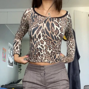 LEOPARD MÖNSTRAD LÅNGÄRMAD - Köpt på humana förra hösten. världens skönaste material. Säljer pga att den inte är riktigt min stil❤️ tröjan är jätte mjuk och stretchig. Passar xs-m. Sitter jätte smickrande på kroppen! 