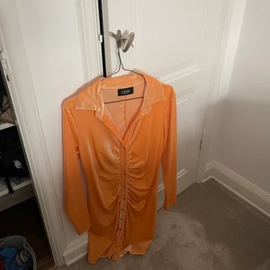 Bikbok scrunch klänning - Köpta för ett tag sedan och inte fått användning för dom❤️ finns i orange, svart och blå som bilderna. 150kr styck eller billigare om du vill ha fler.❤️Den orangea är inte från bikbok. Skriv för med bilder.