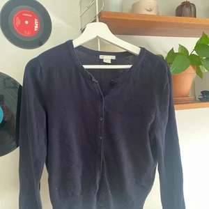 Blå kofta - En marinblå kofta från hm