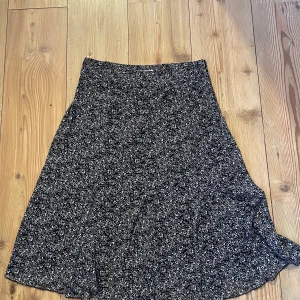 Blommig kjol  - Snygg blommig kjol