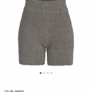 Skims - Skims set. Nypris för shortsen: ca 600kr, nypris för linnet: ca 500kr. Knappt använt, jätte bra skick. Super skönt, säljer då de är fel storlek för mig. Storlek XXS/XS  men skulle säga att de sitter som S.💞