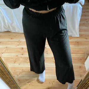 Byxor - Dessa byxor är från Ginatricot, är väldigt luftiga då dem är raka i benen och gjorda i polyester. Storleken är XS🤎 Är 152 cm