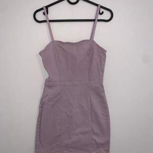 Tight fitting lilac denim dress with a zip up back, very comfortable and good length, great condition. Size 38 but runs small, fits more like a 36 or 34