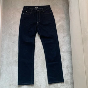 Lågmidjade jeans - Säljer dessa mörk blå lågmidjade jeansen då dom är för stora. 