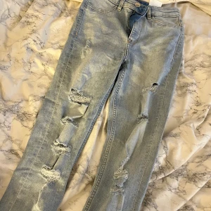 Jeans - Ljusblå skinnyjeans med hål, från hm💓använda en gång. Storlek Xs/S